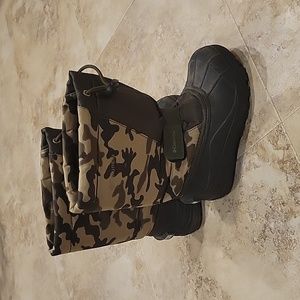 Columbia Boys size 13 snowboots